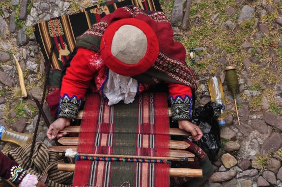 Hábeis artesãs praticam o tear em pátio interno de museu em Cusco, no Peru
